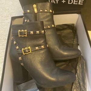 Leather boots with rock stud